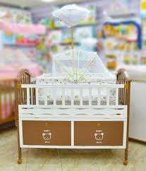 Lit bébé en bois avec moustiquaire