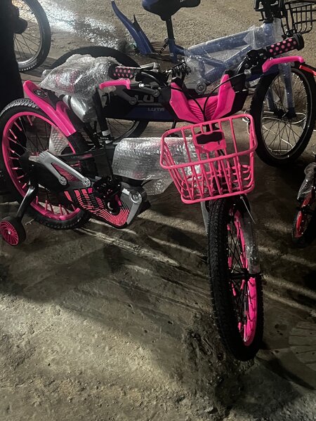 Vélo enfant rose avec paniers
