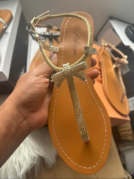 Sandales dorées élégantes