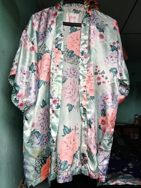 Kimono fleuri en satin