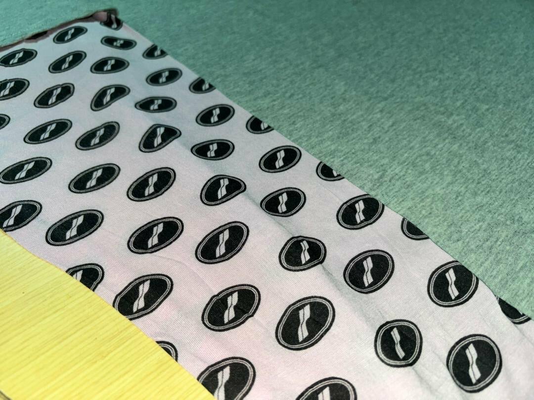 T-shirt gris à motifs