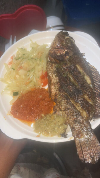 Poisson Grillé avec Légumes Assortis