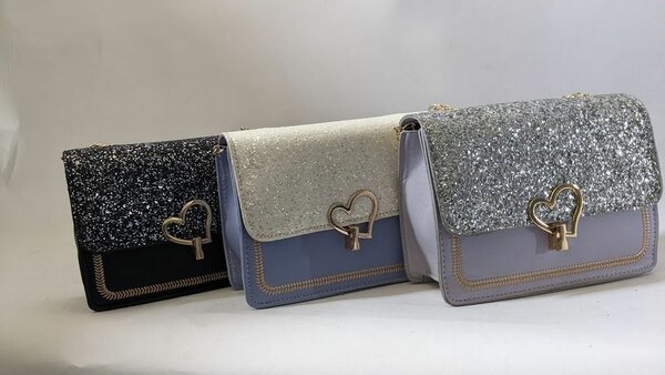 Glitter Heart Decor Chain Bag