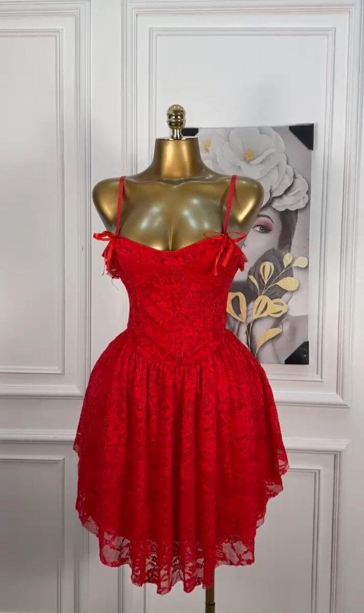 Robe en dentelle rouge élégante
