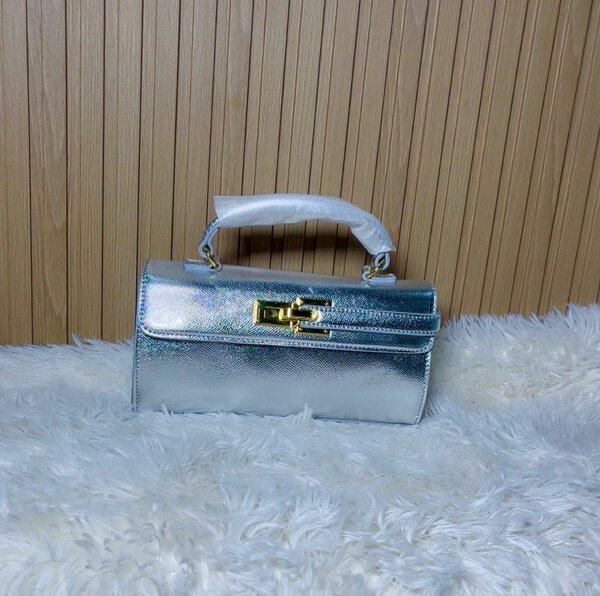 Sac à main argenté chic