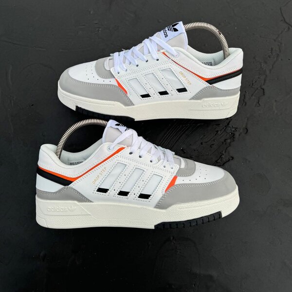 Sneakers blancs et gris tendance