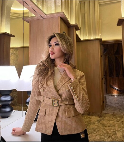 Женский пиджак в бежевом цвете, на шелковом подкладе