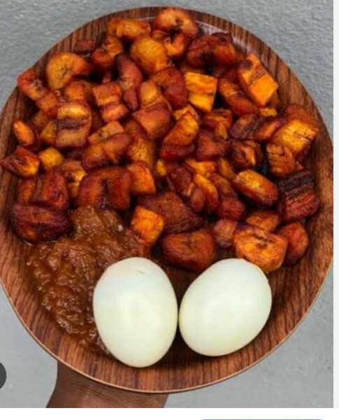 Plat de plantain frit et œufs