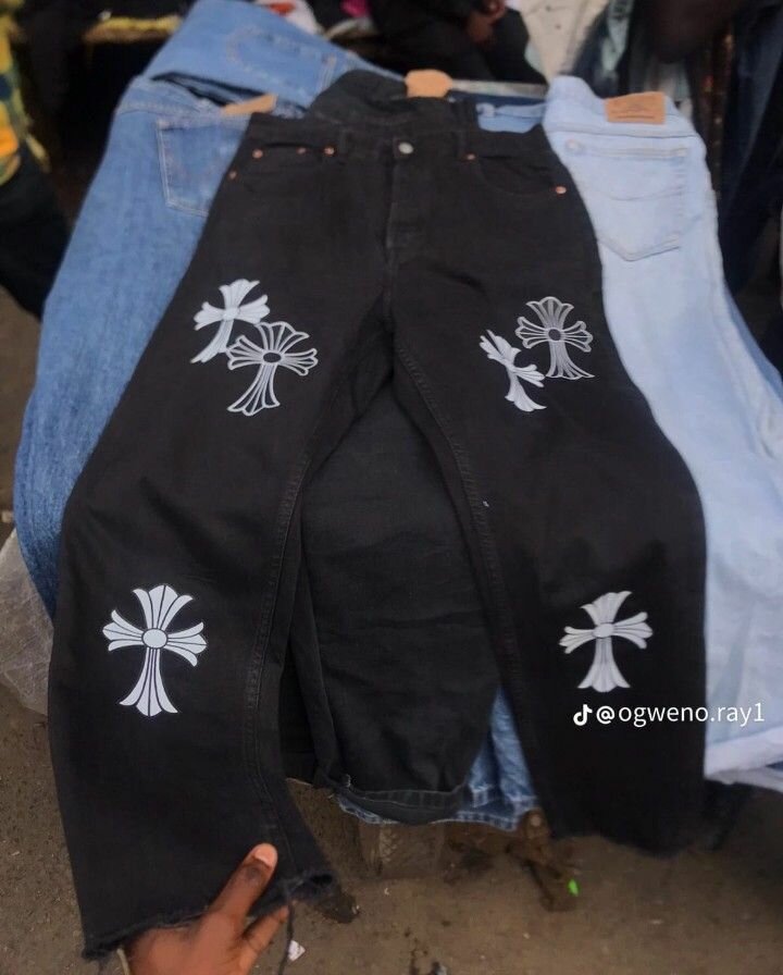 Jeans tendance avec motifs croix