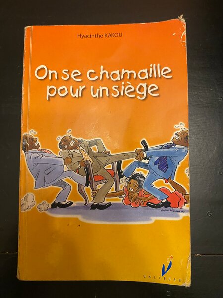 Pièce humoristique "On se chamaille pour un siège"