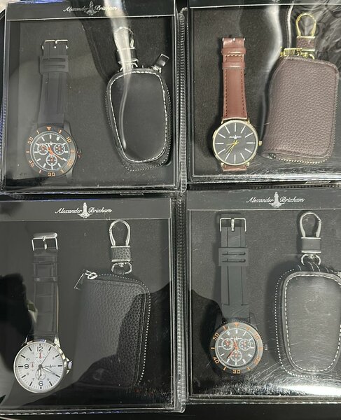 Montres élégantes avec porte-clés