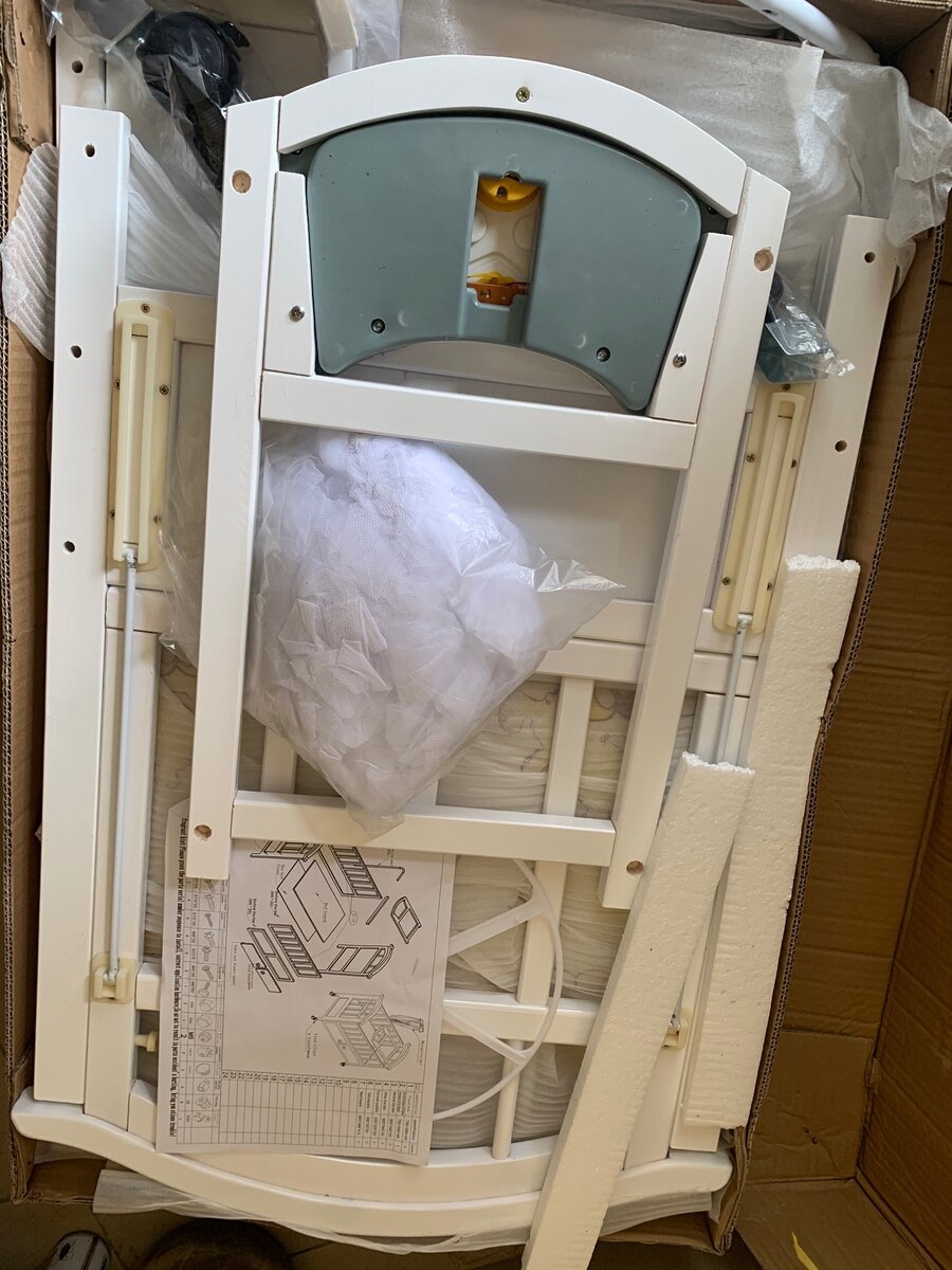 Lit de bébé en bois