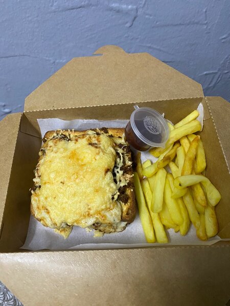 Croque monsieur et des frites