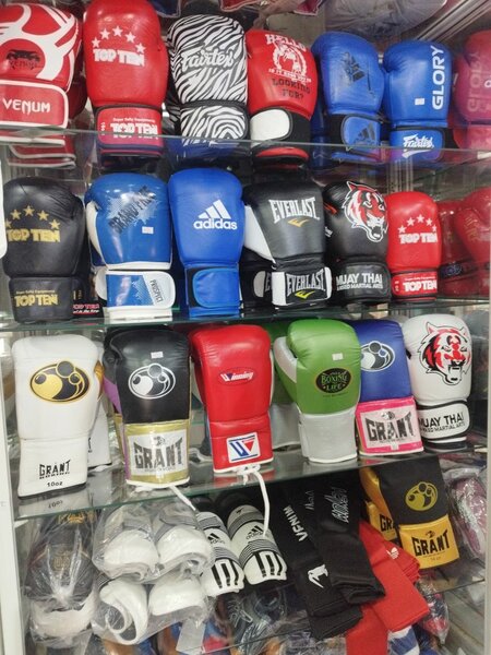 Боксерские перчатки бинты капы для бокса