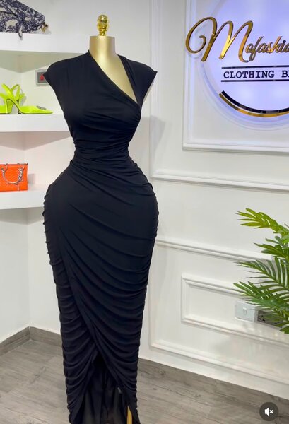 Robe noire moulante élégante