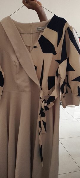 Robe élégante à manches bouffantes