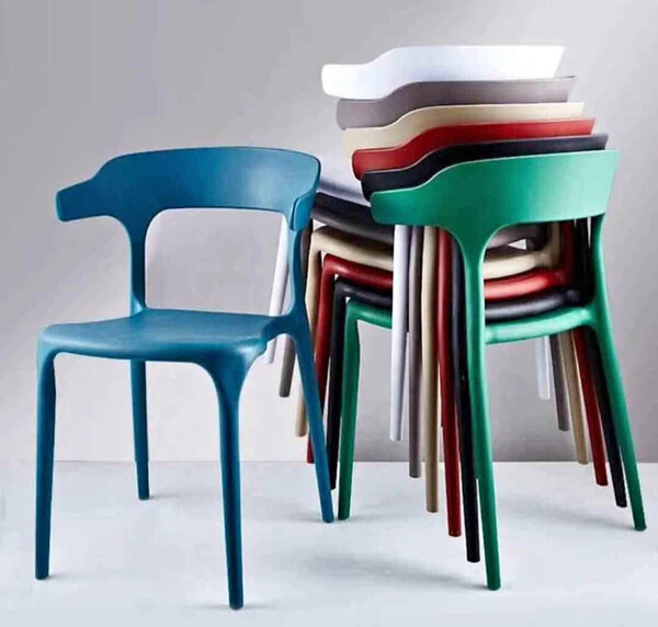 Chaises empilables modernes