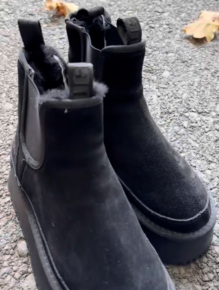 Тёплые зимние угги идеальный выбор для холодного времени года. Изготовленные из натуральной замши они обеспечивают непревзойдённое тепло и комфорт. Мягкая внутренняя подкладка из густого овечьего меха уютно окутывает ногу, помогая сохранить тепло даже в сильные морозы. 🤗💕