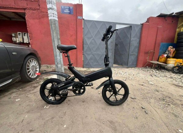 Vélo électrique pliable compact