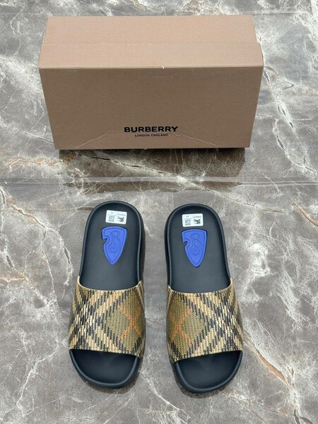 Claquettes Burberry Élégantes