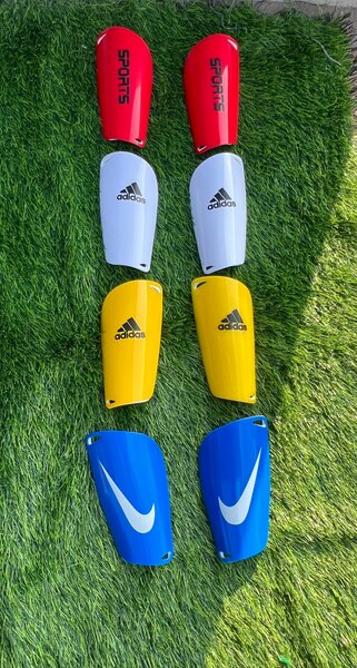 Protections de tibias multicolores