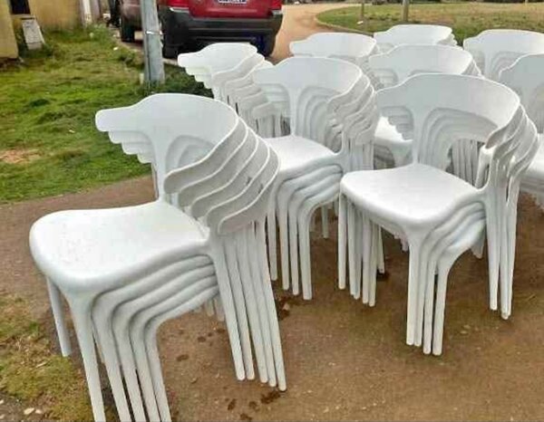 Chaises empilables blanches