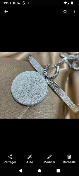 Collier Médaillon Gravé Élégant