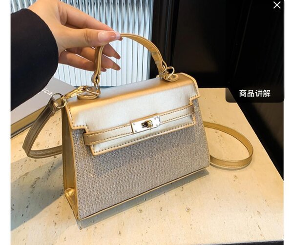 Sac à main élégant doré