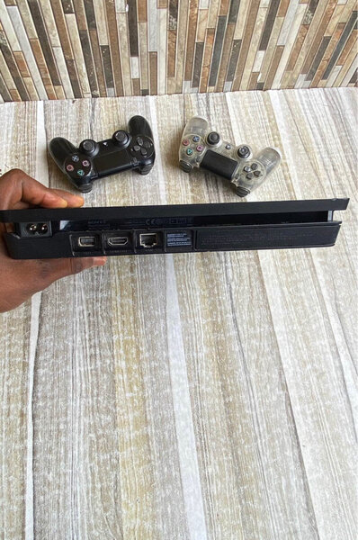 Console PlayStation 4 avec 2 Manettes