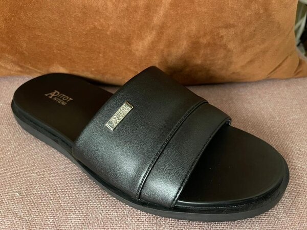 Claquettes noires élégantes