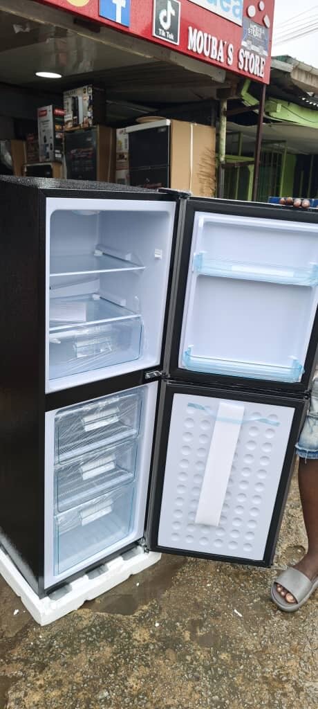 Réfrigérateur moderne à congélateur