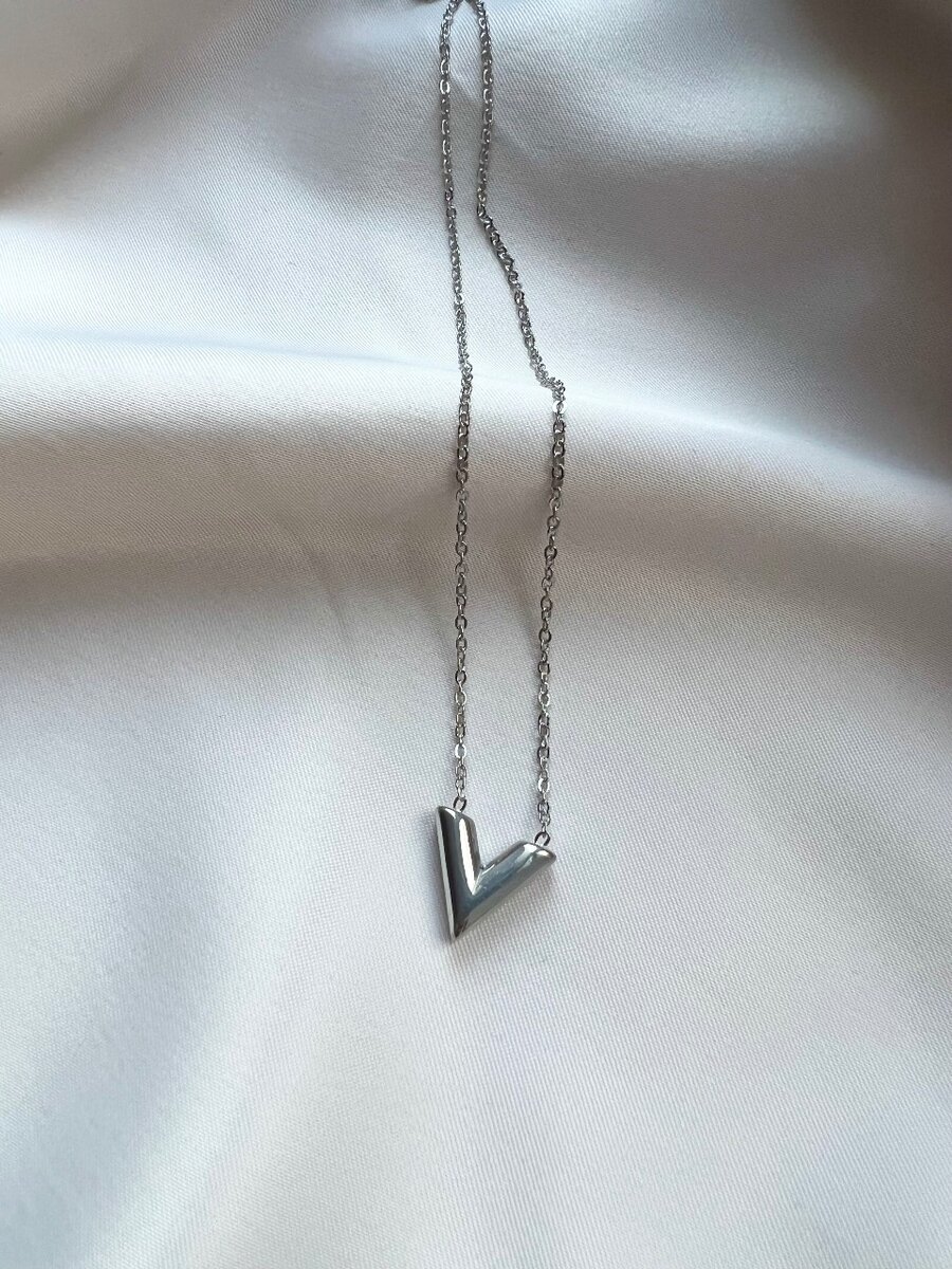 Цепочка с подвеской V. Бижутерия