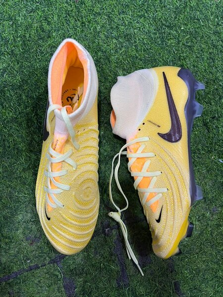 Chaussures de foot jaunes