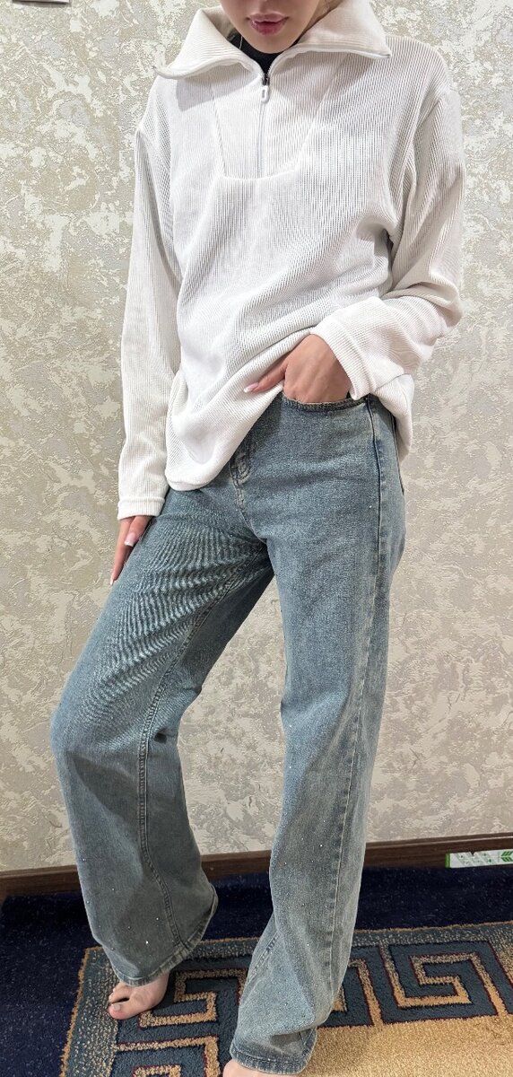 Полу замок и джинсы со стразами