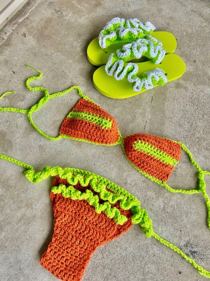 Bikini crochet coloré avec tongs
