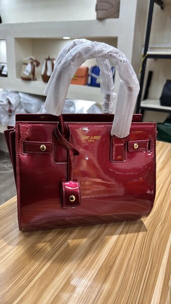 Sac à main en cuir brillant