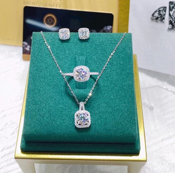 Female Moissanite set