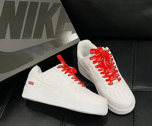 Baskets blanches avec lacets rouges