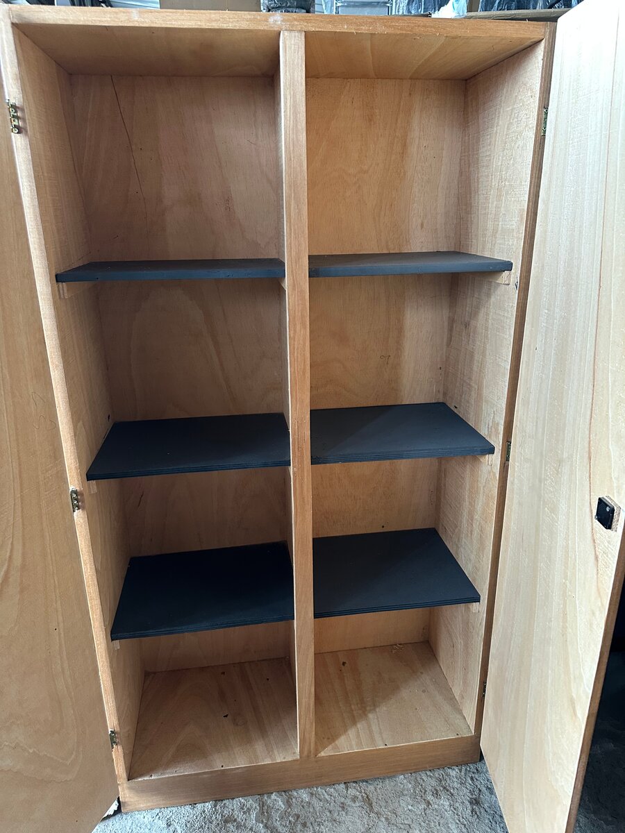 Armoire en bois spacieuse