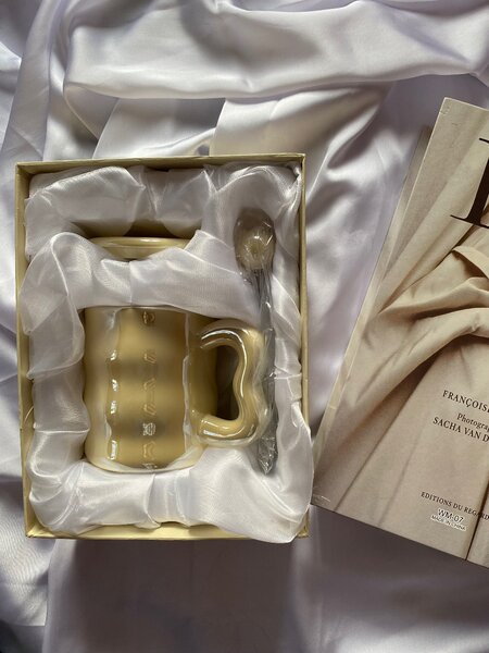 Красивая кружка с крышкой и ложкой