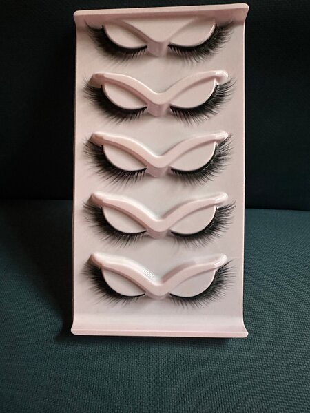 Faux cils volumineux