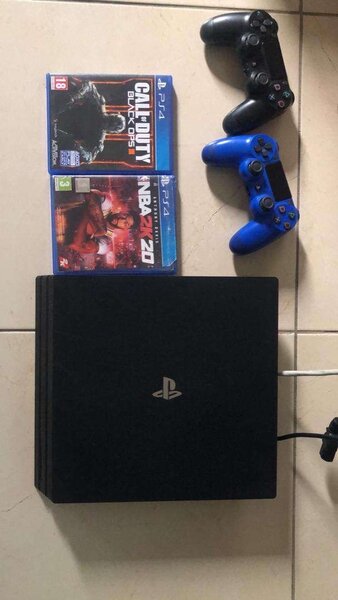PS4 pro avec 2 manettes et 2 jeux