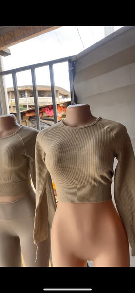 Pull crop top côtelé beige