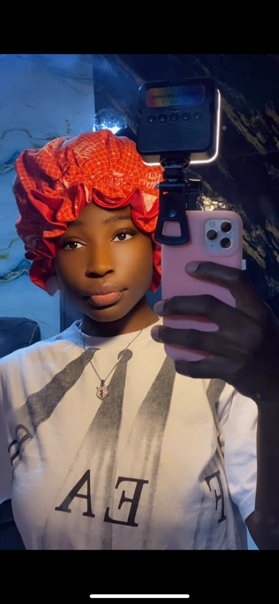 Bonnet de soin en satin élégant