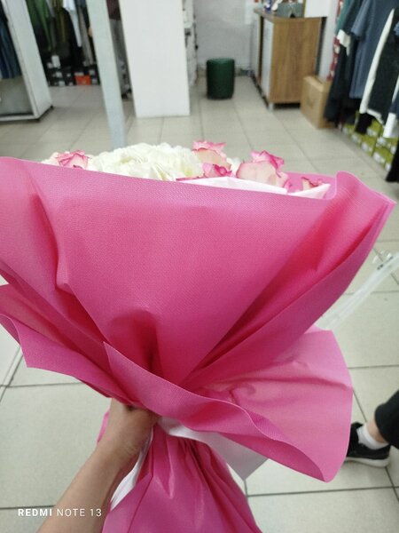 Гортензия и розы