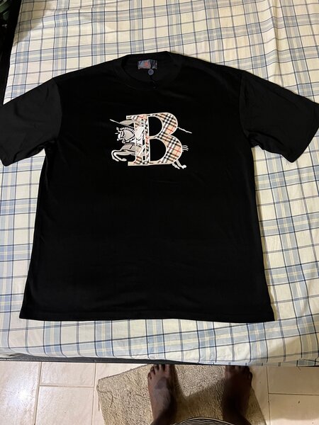 T-shirt noire imprimé graphique