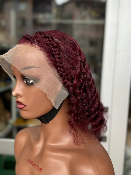 Perruque en dentelle bordeaux