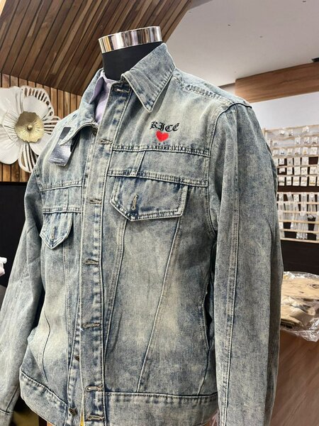Veste en jean brodée manga