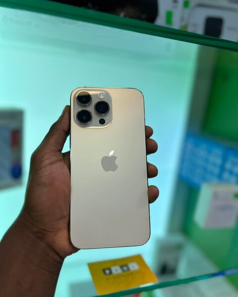  iphone 14pro max  in white color 