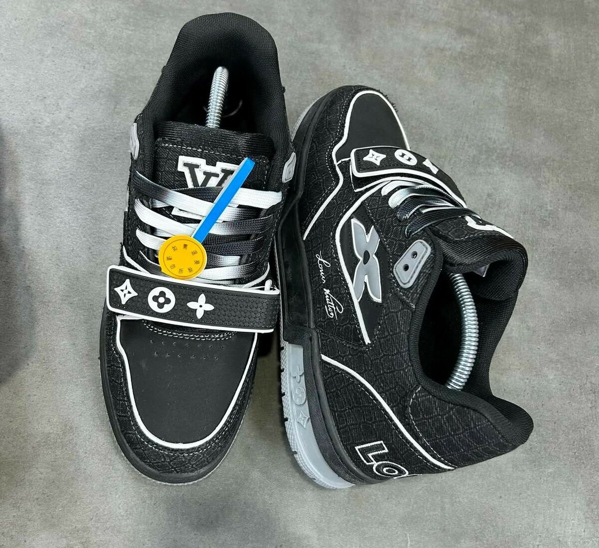 LOUIS VUITTON SNEAKER